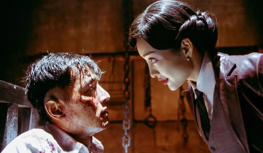 汪曼春这个角色尽管是反派,但面对自己心爱的"师哥"明楼,她还是会流露