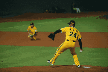 棒球运动是一种以棒打球为主要特点,集体性,对抗性很强的球类运动项目