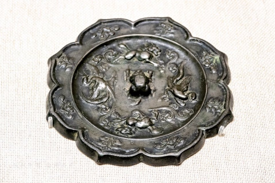 原创古代铜镜早已照不出人脸了却能卖出1495万元的高价