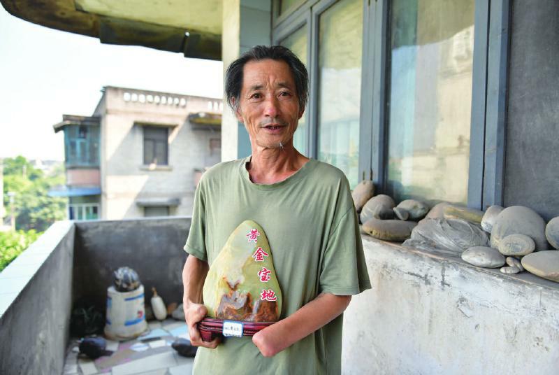 刘明根展示自己收藏的奇石——仙人赏日出刘明根收藏