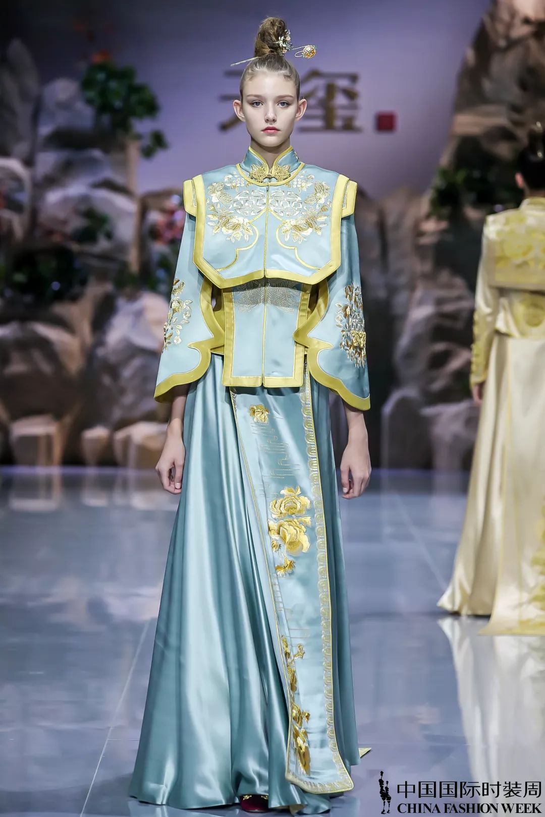 东二视角29日的时装周何为中国风谈笑一瞬间便足以