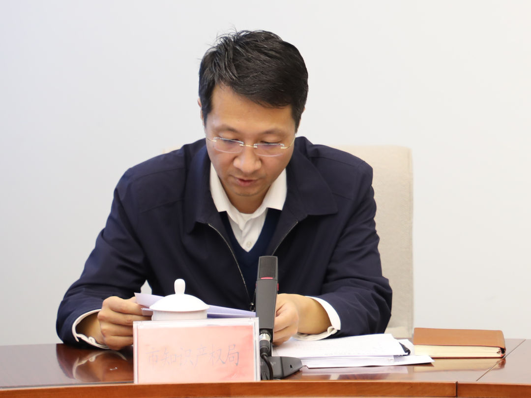 会议由北京市人民政府副秘书长刘印春主持.