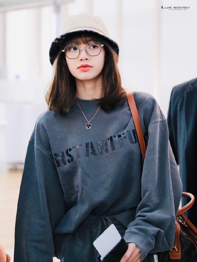 lisa今早现身仁川机场 宽松卫衣look穿出时尚感