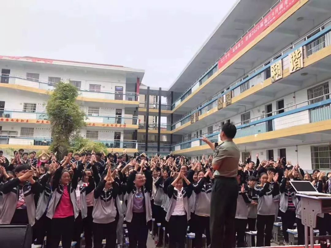 新安龙老师高考励志全国巡回演讲走进蔡甸实验高中!