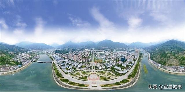 兴山县城主城区全景 袁达 摄皇家庄安置小区建设现场 袁选国 摄"全省