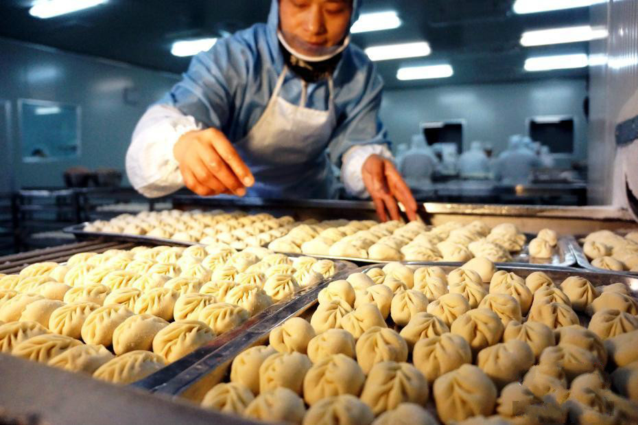 实拍饺子加工厂里女工的真实一面4秒一个饺子每天包四千多