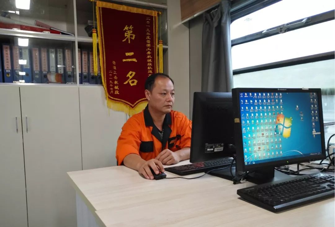 甘玮在工作上勤勤恳恳,任劳任怨,在车间自轮运转