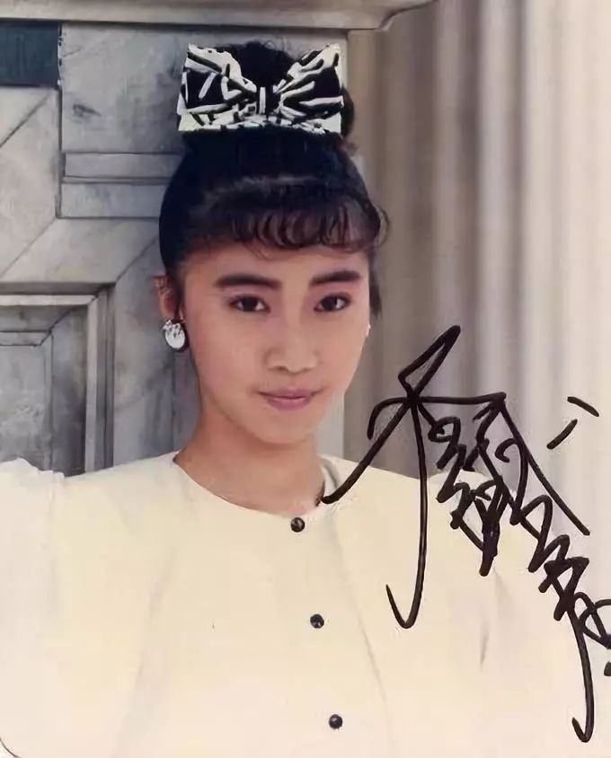 相比起高胜美,李翊君小时候就幸福得多,小康之家,爸爸是公务员,温馨而