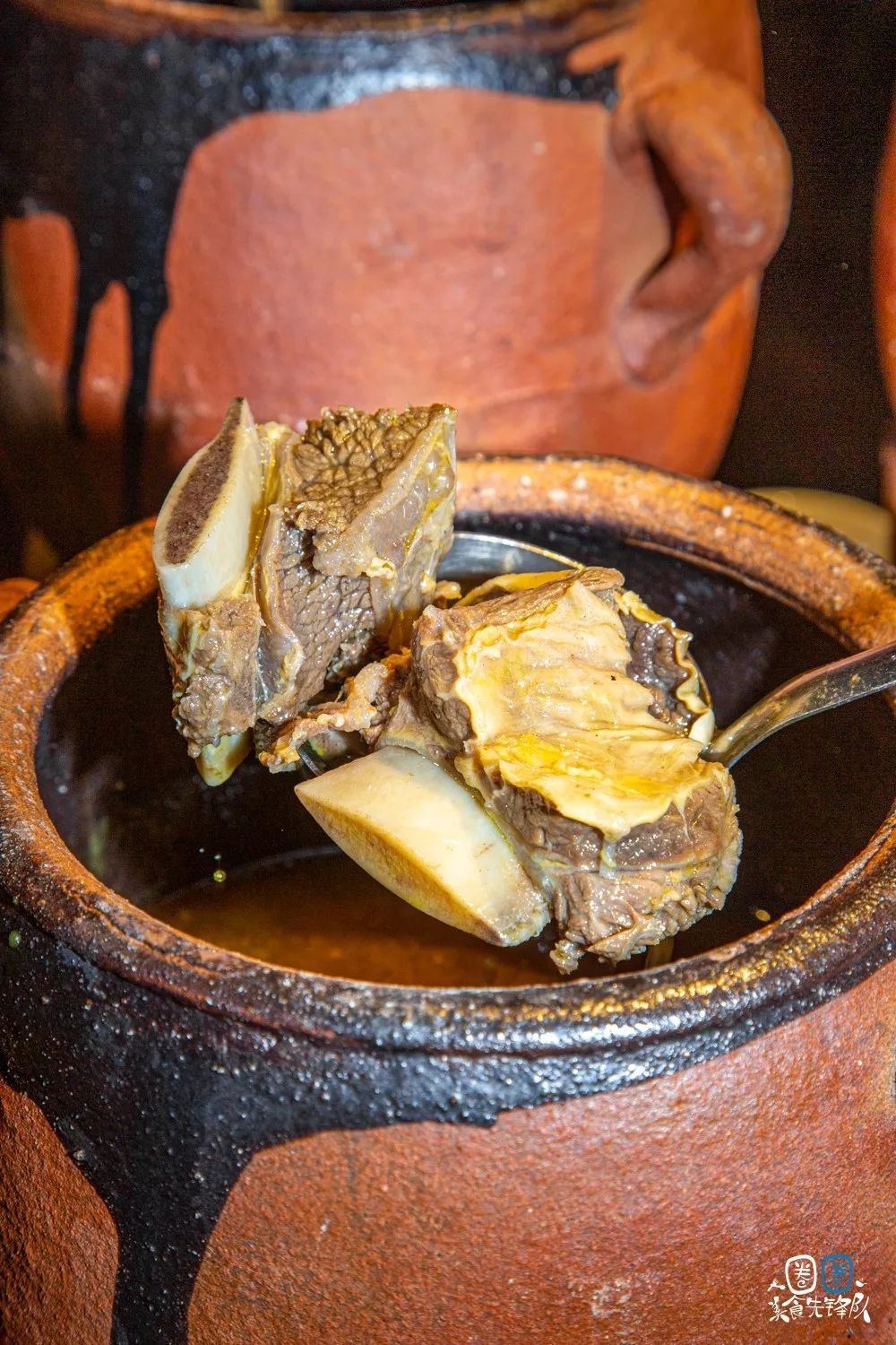 结束一碗温润滋补的羊汤,再来上一碗瓦罐慢熬的牛杂,牛肚,牛肠,牛排