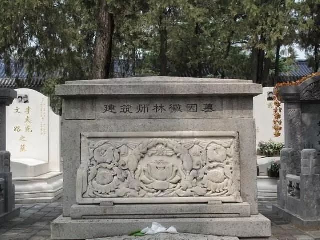 这原是她为天安门前人民英雄纪念碑碑座雕饰试刻的一个样品,也是敬献
