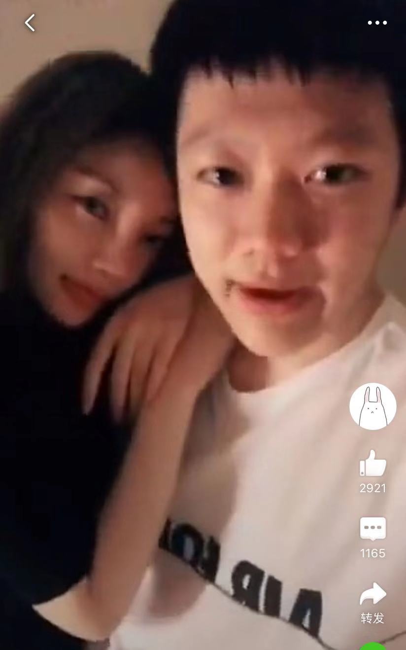 原创疑似李小璐和pgone亲密视频曝光两人互动很嗨搂抱自拍