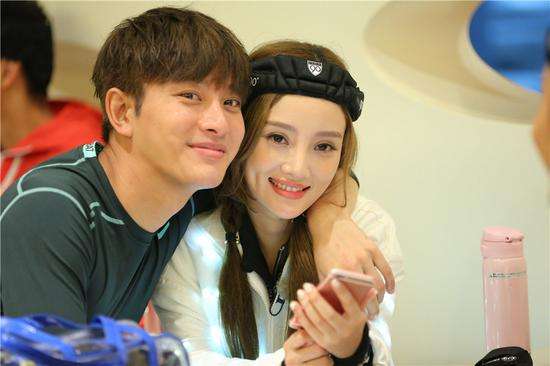 网曝李小璐与pgone亲密视频穿情侣卫衣相互依偎接吻比心