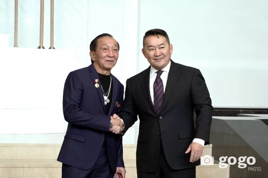 【蒙古新闻】哈仁嘎乐队敖都苏荣,普日布达希荣获国家"功勋演员"荣誉