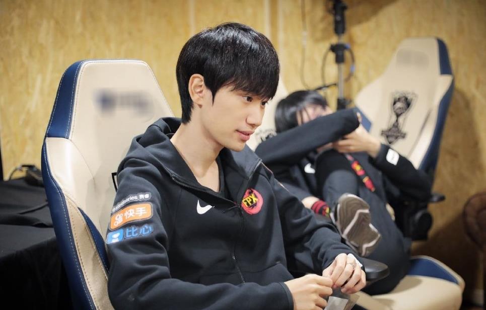 fpx官博居然是doinb在运营退口而出的一个称呼可把粉丝们吓坏了