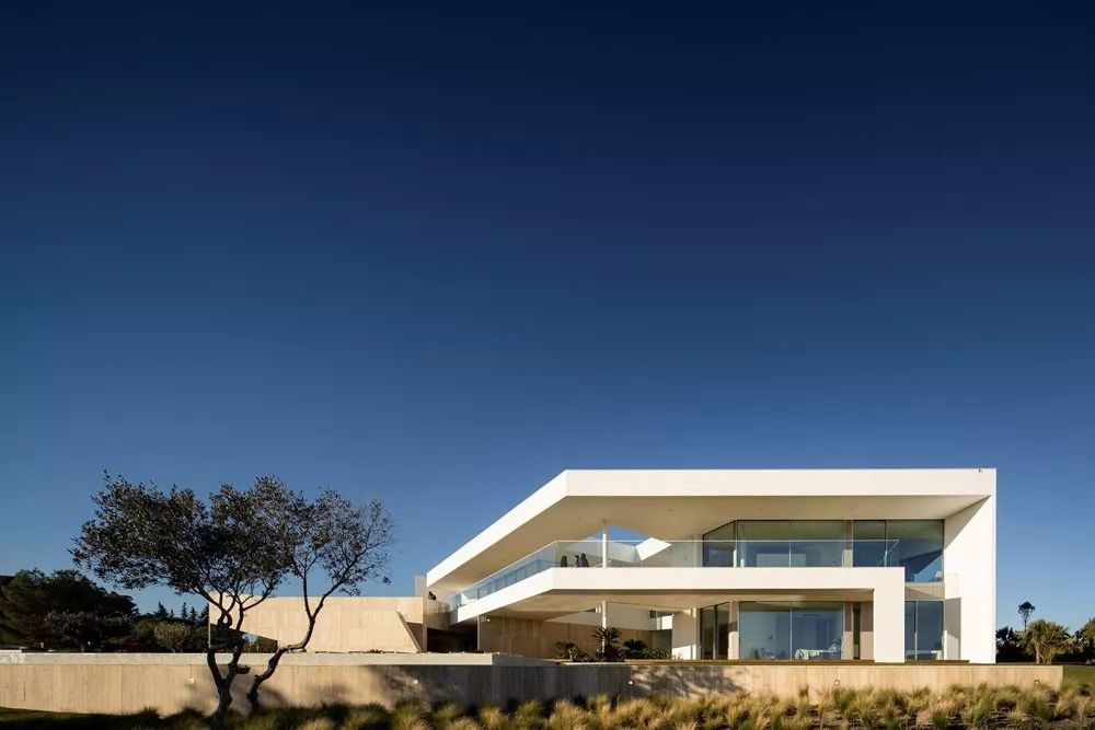 低调而又夺目的折线形别墅_建筑事务所