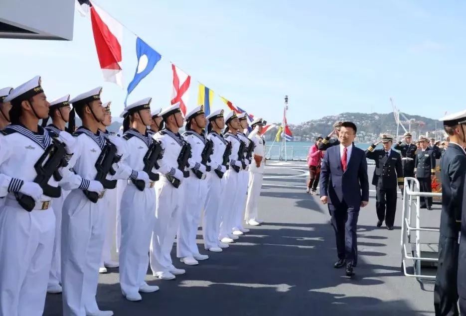 随后海上指导组组长喻文兵少将与中国驻新使馆王根华代办一行进行了