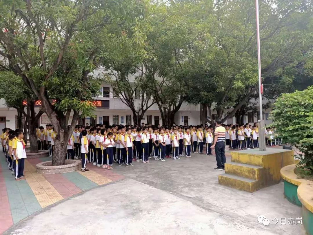赤岗山小学举行预防校园欺凌共创和谐校园主题升旗活动