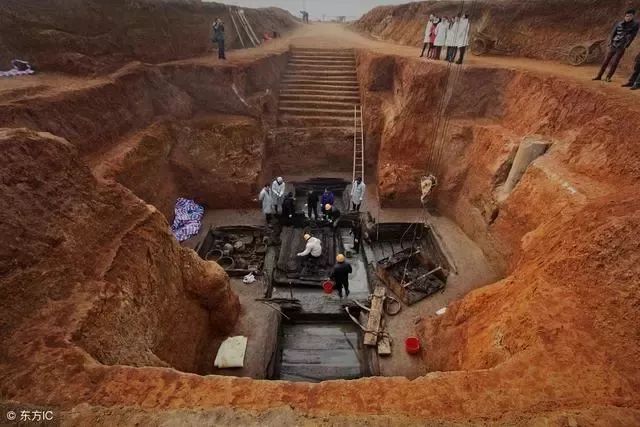 西安挖地铁最累是文物局?随便一挖就出文物_古墓