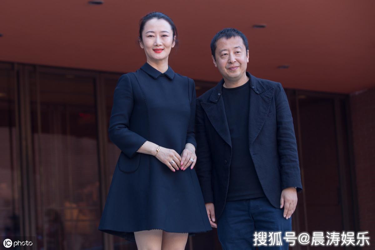 贾樟柯丝毫不介意大高个妻子穿高跟鞋站身旁赵涛趁机秀了把腿