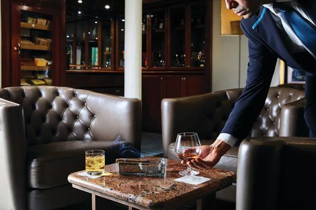 一价全包的优雅南极冒险英式私人管家全套房邮轮