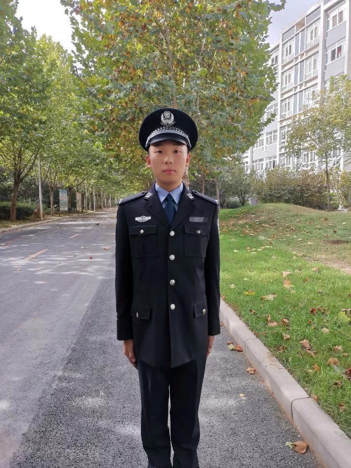 藏蓝色警服图片