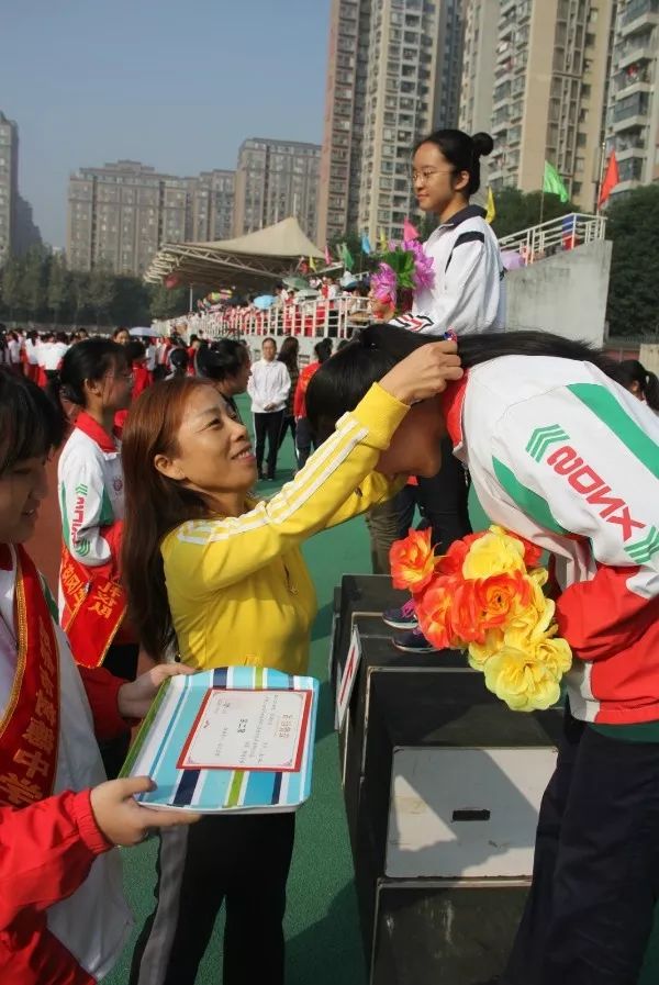 坚信胜利就在前方生命会在这里怒放为所有树德人点赞摄影:肖荣瑞文字