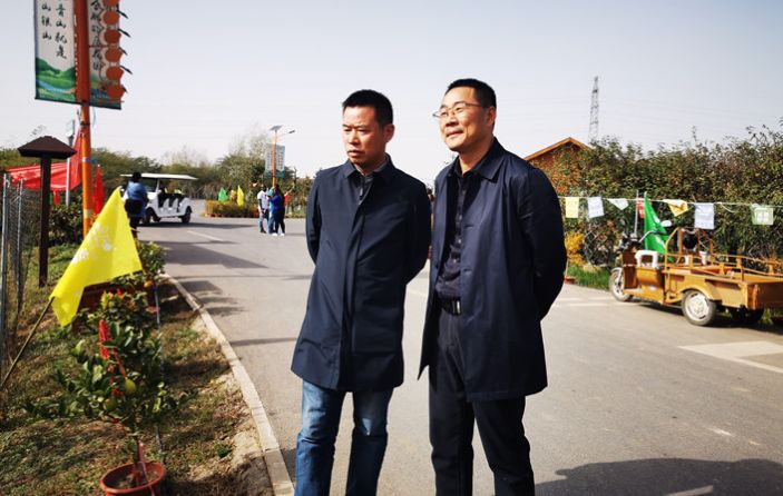 德丰董事长张德中(右一)