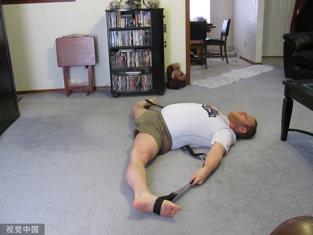 美国200斤壮汉随时随地劈叉下腰堪称现实版弹力超人