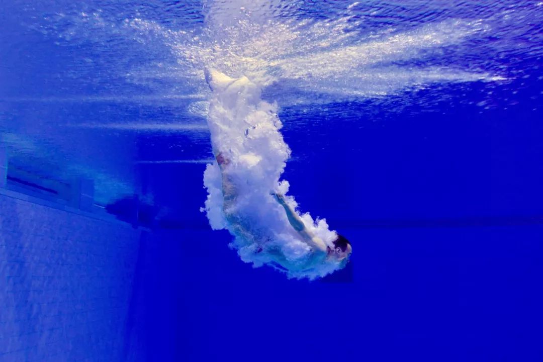 8月13日,在军运会跳水测试赛上,一位运动员潇洒地跳下记者康鹏 摄