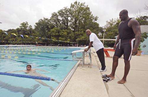 nba巨人游泳会是什么样姚明将泳池当浴缸波尔就像一只水怪