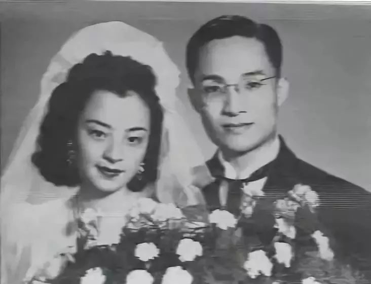 他和第一任妻子杜冶芬相识于杭州,后来杜冶芬又随他迁居香港.