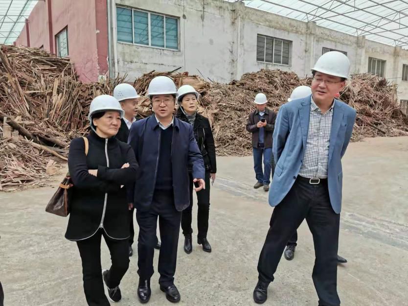 遵义市工业能源局副局长王小新,湄潭县政府副县长高鹤,湄潭县经贸局