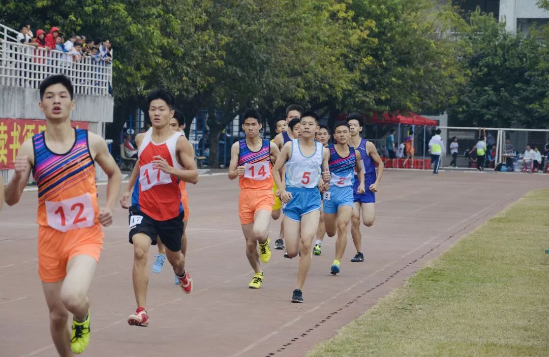 荣耀从中领冠全场我校初中组高中组代表队分别获得20