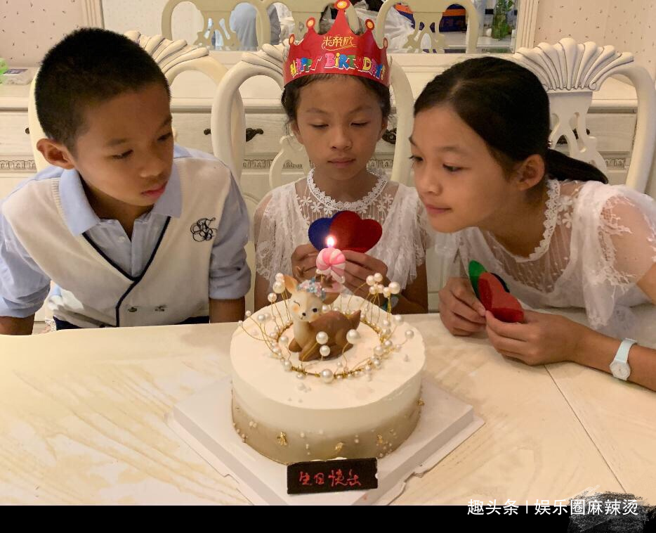 主持人周群女儿过9岁生日一家4口同框出镜始终不见她老公现身