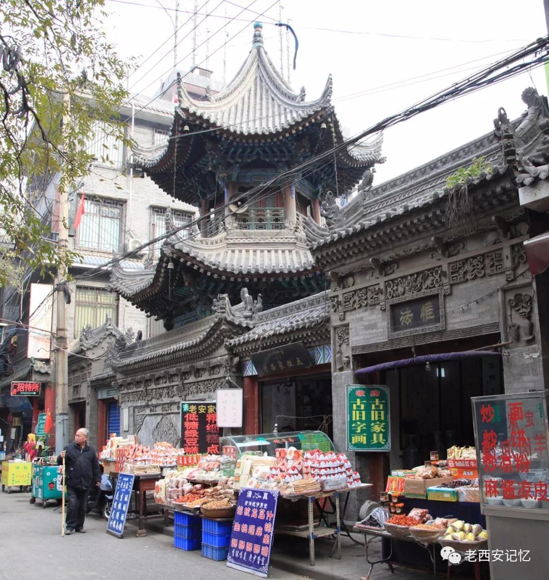 广济街 东曼伟 摄影朱文杰:1948年生于西安,中国作协会员,国家一级