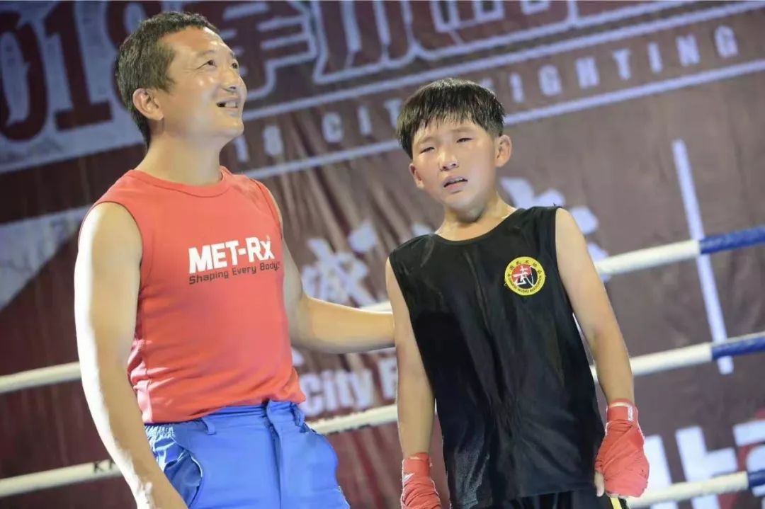 拳击之星丨中国拳协少年赛首次击倒这个12岁女孩不简单
