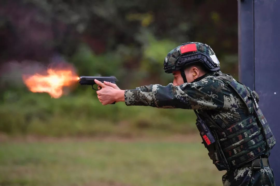 重庆武警特战分队开展多科目实弹射击训练