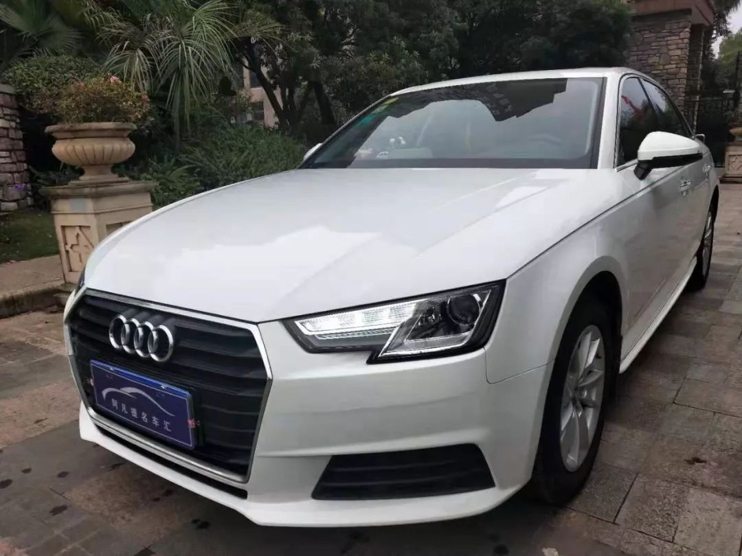 奥迪除了我们一概的官车的概念,a4的出现就给予了年轻,时尚,阳光的