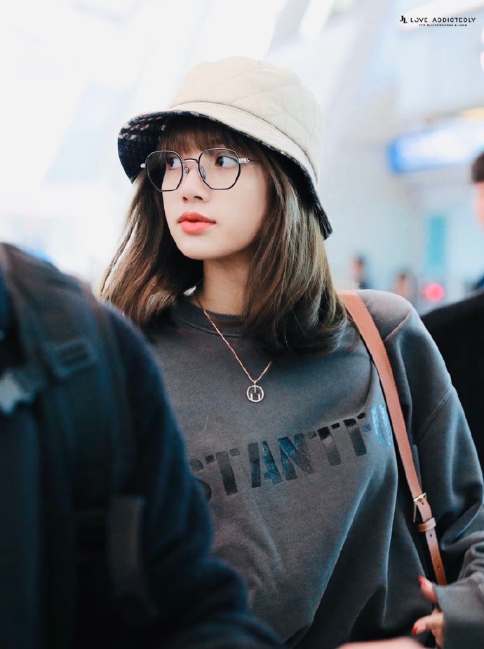 lisa今早现身仁川机场 宽松卫衣look穿出时尚感