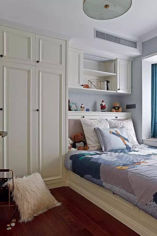 男孩房,设计了榻榻米,强大的收纳,把所有的东西都收藏起来,有利于营造