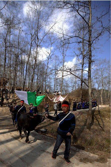凉山彝族丧葬习俗如果有一天请将我埋葬在人民币里