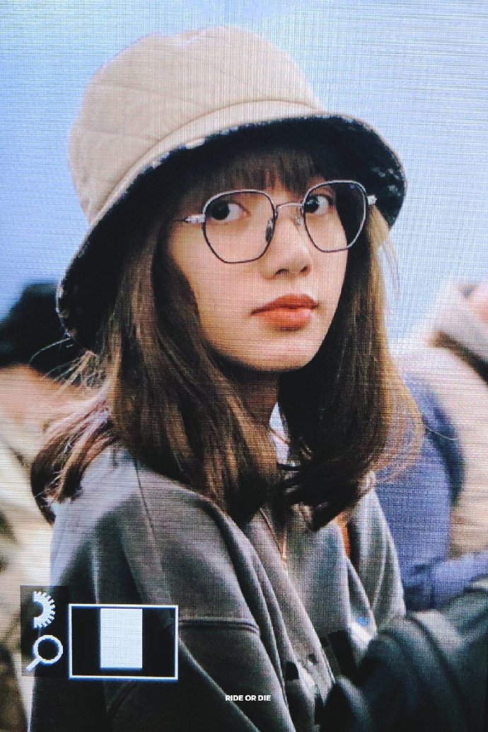 lisa今早现身仁川机场 宽松卫衣look穿出时尚感