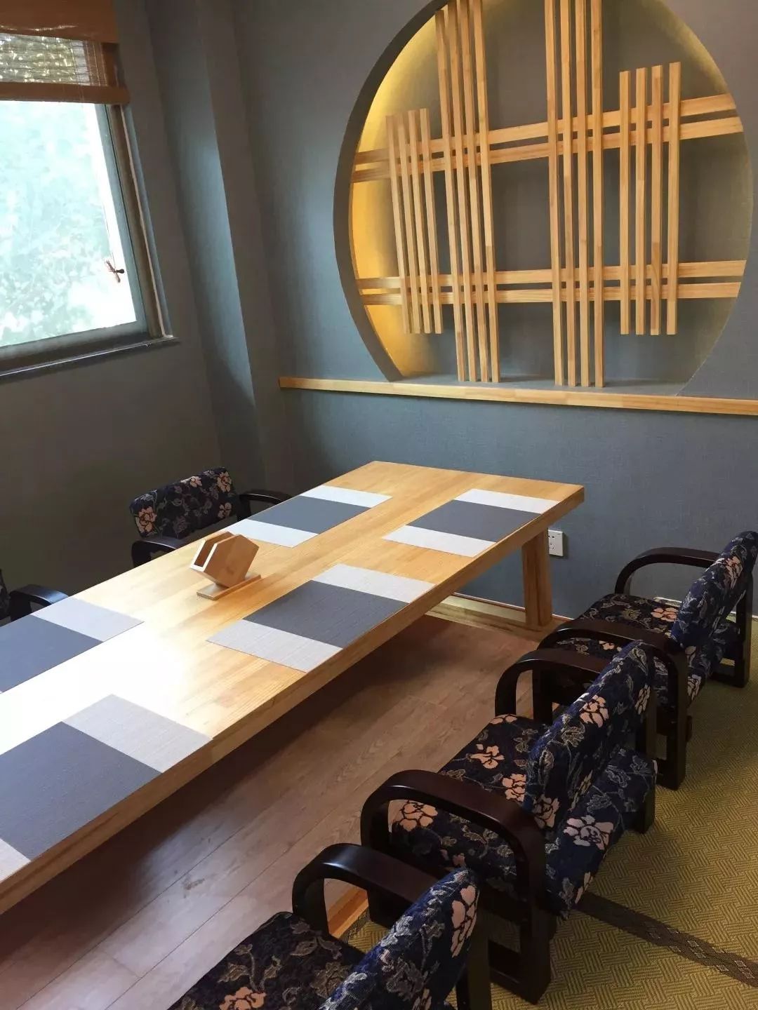 在此泡温泉喝香茶甚是惬意粉色樱花松鹤图案等日式元素点缀小几边的