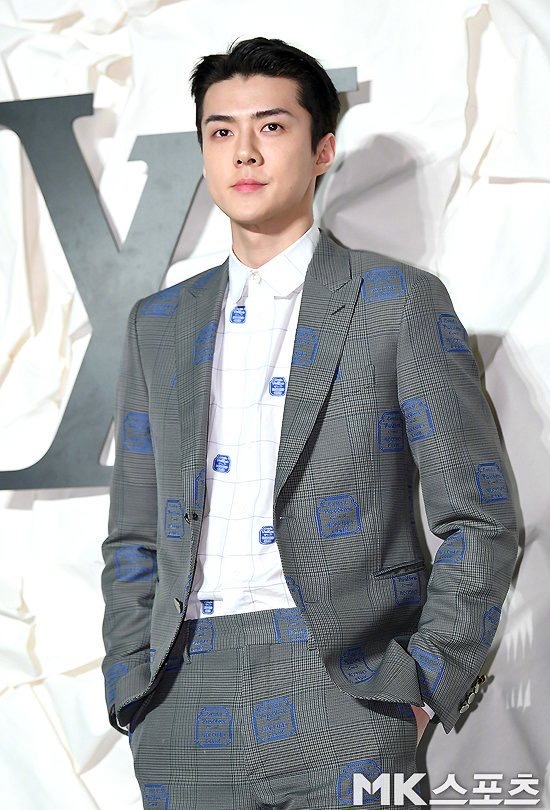 世勋亮相lv品牌时尚活动今天哥哥的颜值也努力工作了