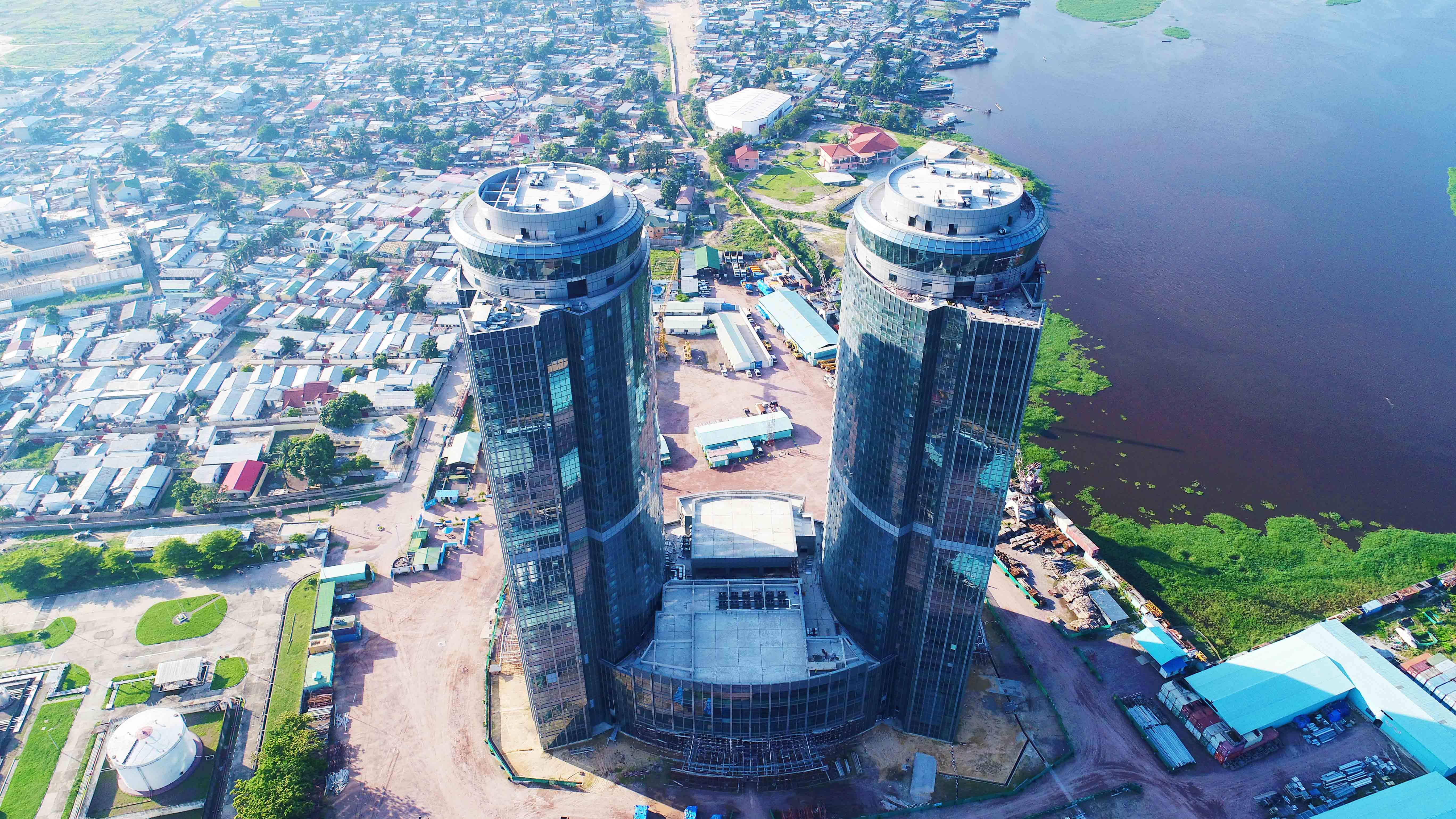中部非洲最高楼刚果布拉柴维尔商务中心幕墙封顶
