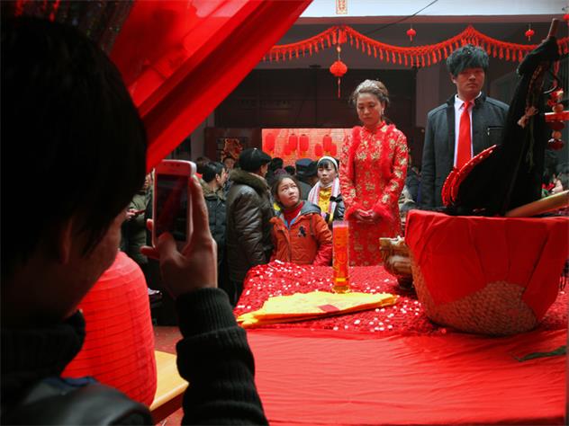 婚礼上岳母偷拿女婿4万见面礼女儿让退还岳母怒拿点钱咋啦