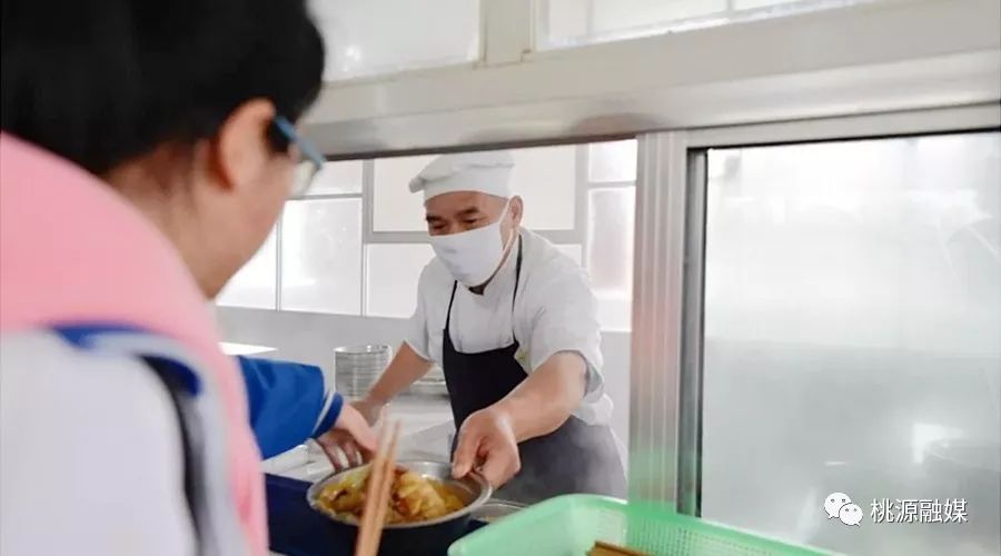 今天,教育部向全国推荐桃源一中这项工作_食堂