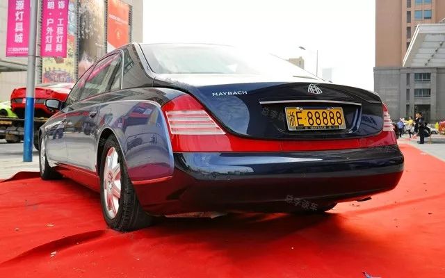 黄牌浙e88888迈巴赫曾经风光无限如今为何暗藏地下