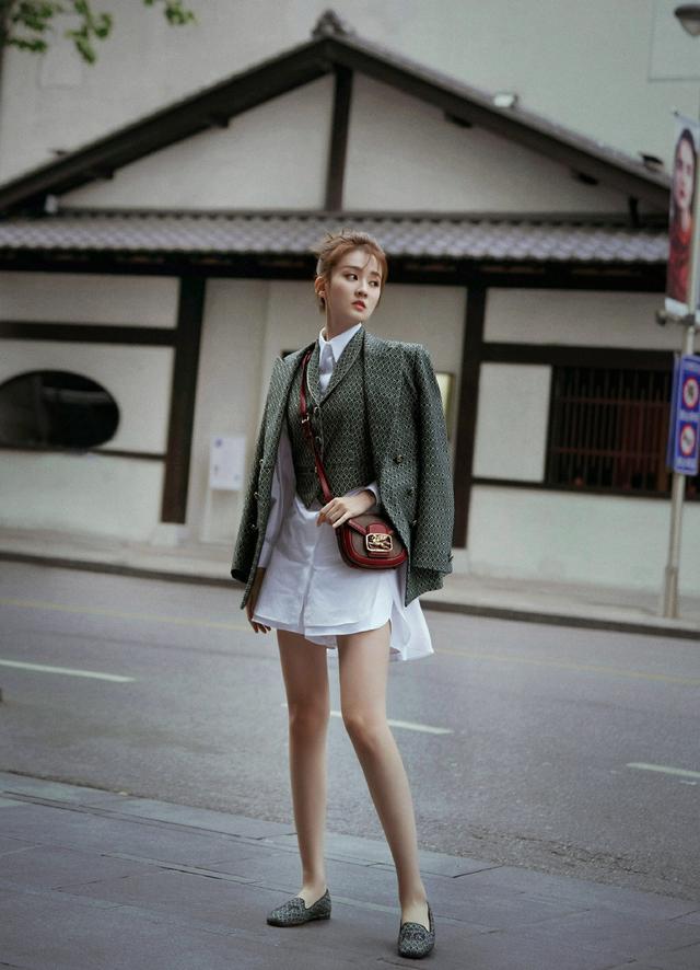 关雎尔安迪再同框穿撞色衬衫配白色西装一双大长腿抢镜十足