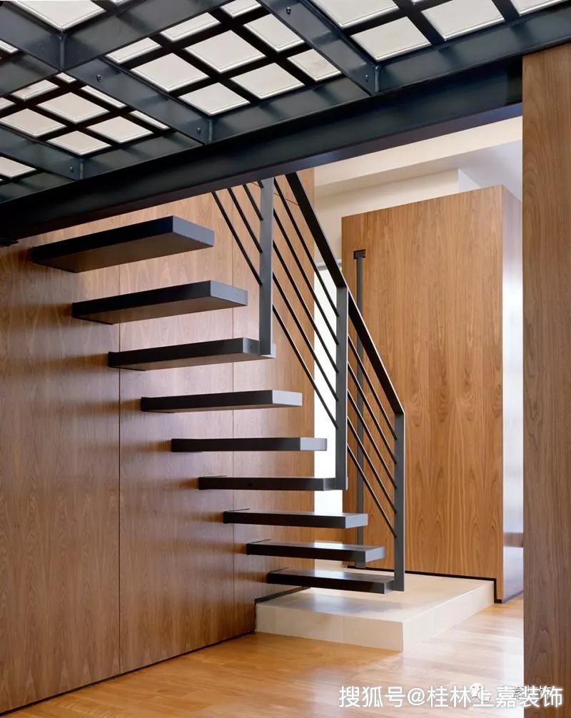 20个美丽大胆的黑色楼梯设计创意
